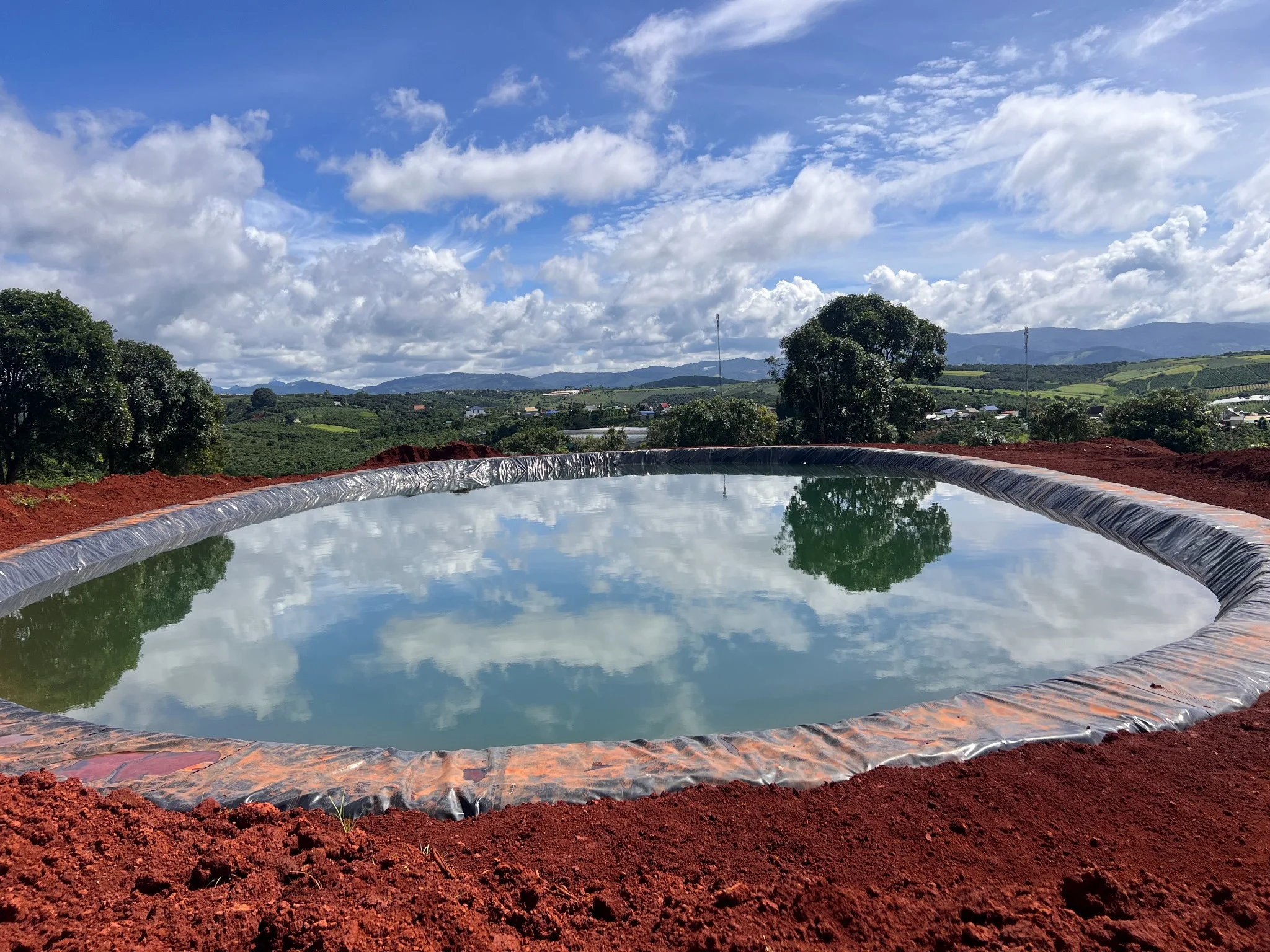 Mặt hồ phản chiếu bầu trời trong khu farm